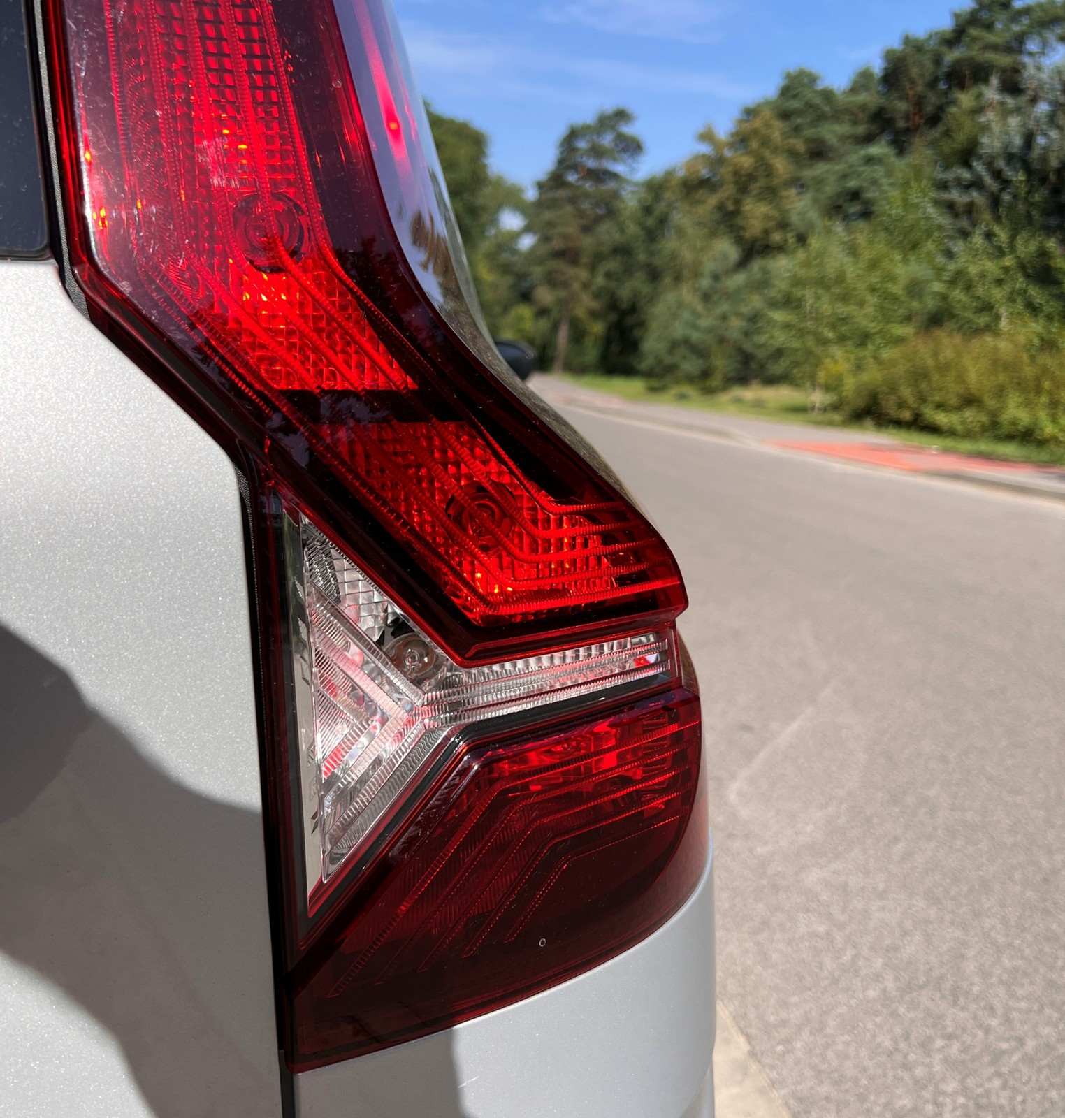 Motyw LED-ów z reflektorów Dacii Jogger powtarza się w jej tylnych lampach.
