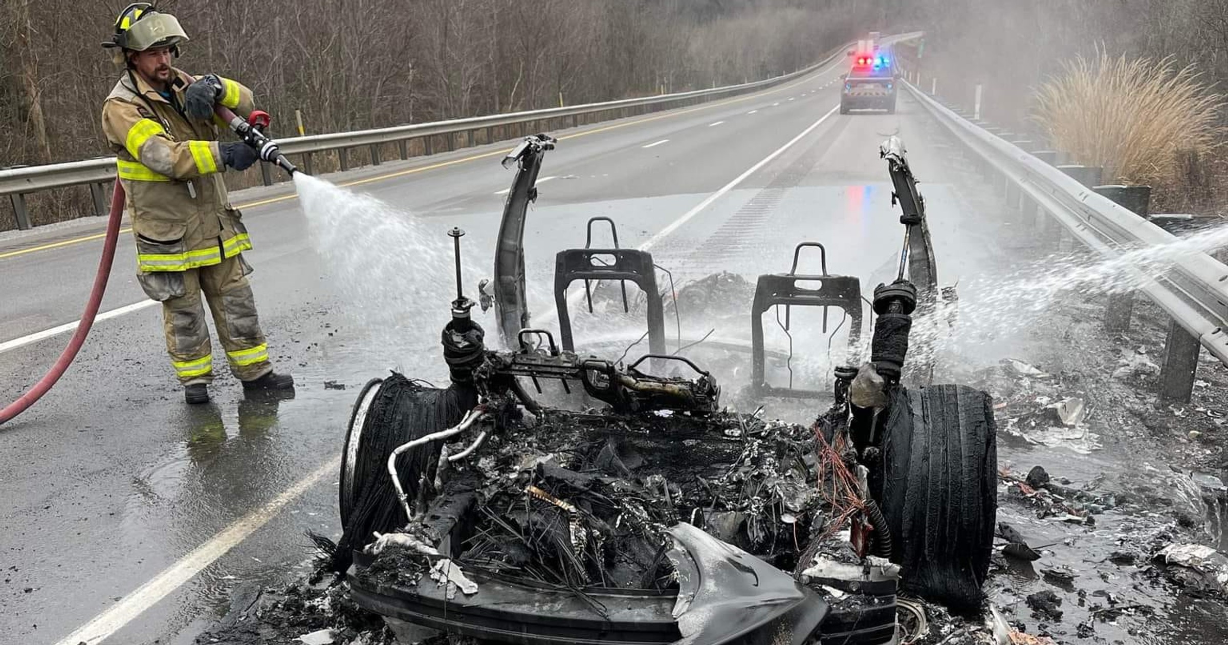 Na jednej z dróg międzystanowych w USA doszczętnie spłonęła Tesla Model S