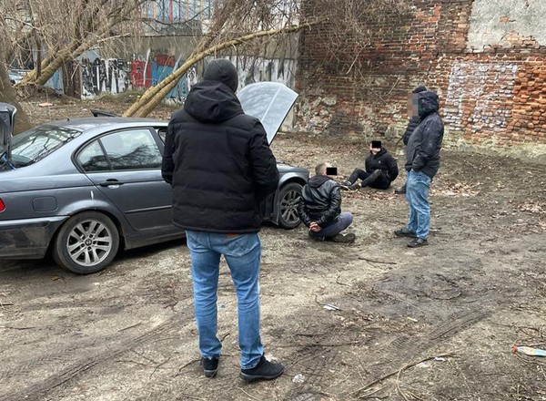 Policjanci zatrzymali złodziei w BMW. Tego samego dnia mieli jeszcze "zlecenie" na Saaba