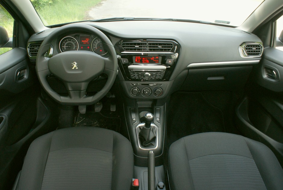 Wnętrze Peugeota 301 jest estetyczne i ponadczasowe