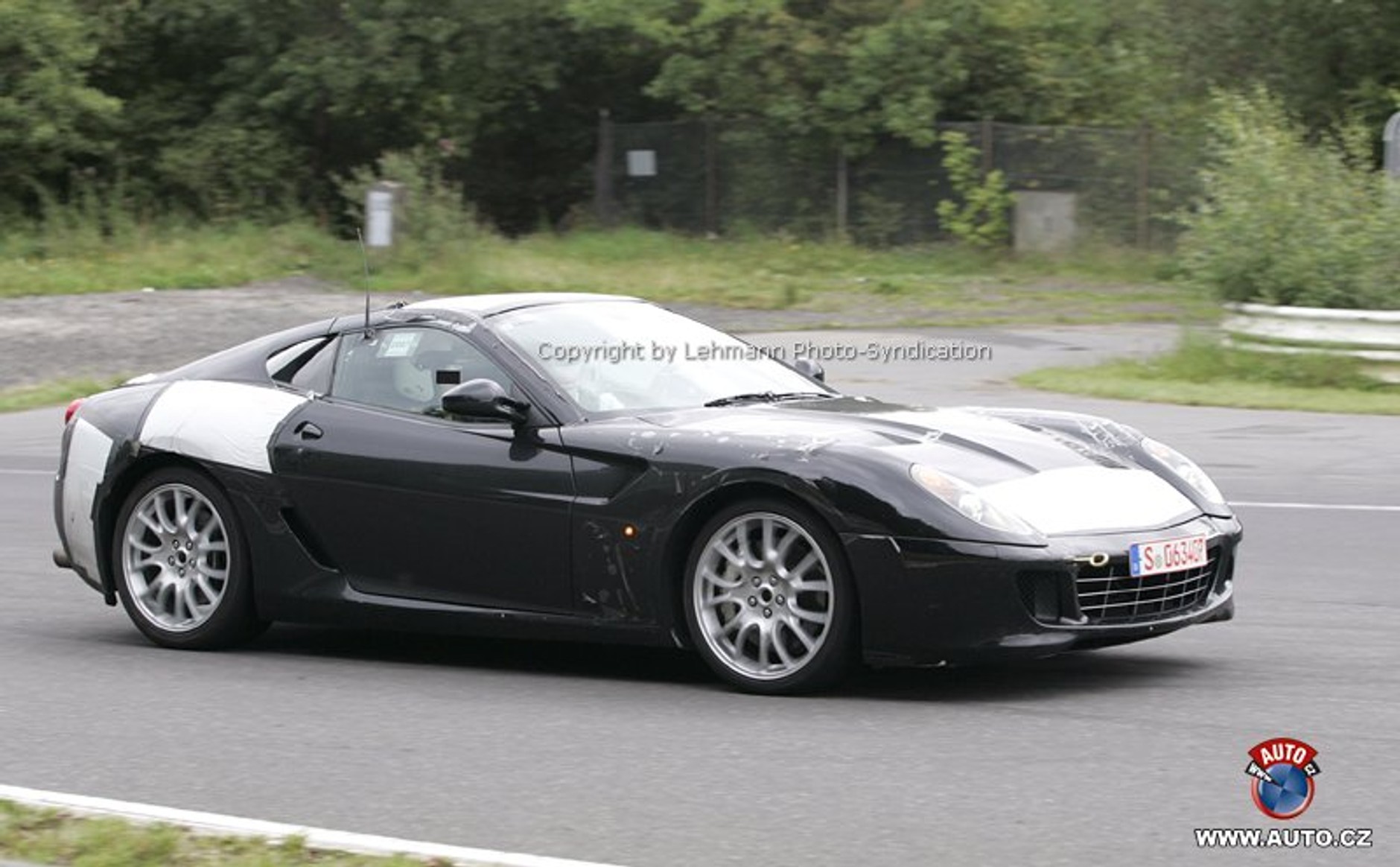 Zdjęcia szpiegowskie: Małe Ferrari Dino w runie dużego 599 Fiorano