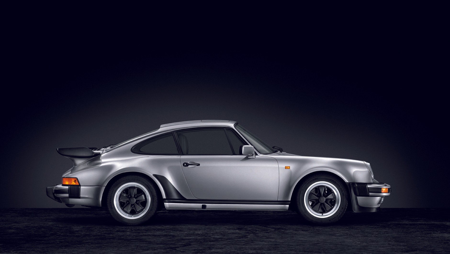 Ta odmiana 911 to pierwsze Porsche Turbo (na zdjęciu wersja 911 Turbo 3.3 z 1977 r.).