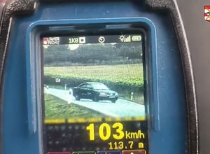 Postawił "bokiem" Passata na oczach policji. Wszystko nagrali miernikiem [WIDEO]