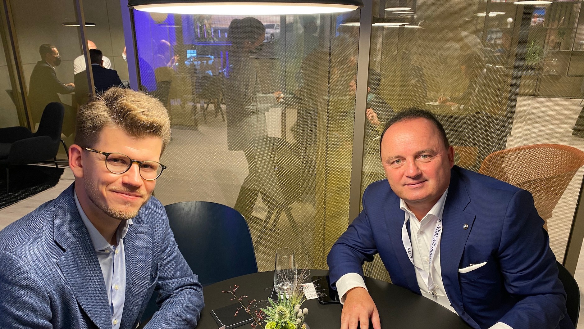 Christian Haririan, dyrektor BMW Group Polska (z prawej) i Błażej Buliński, redaktor Auto Świat, podczas rozmowy na IAA Mobility 2021 w Monachium.