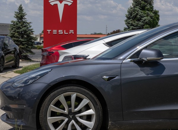 Tesla reaguje na ataki na dealerów. W samochodach aktywowano Sentry Mode
