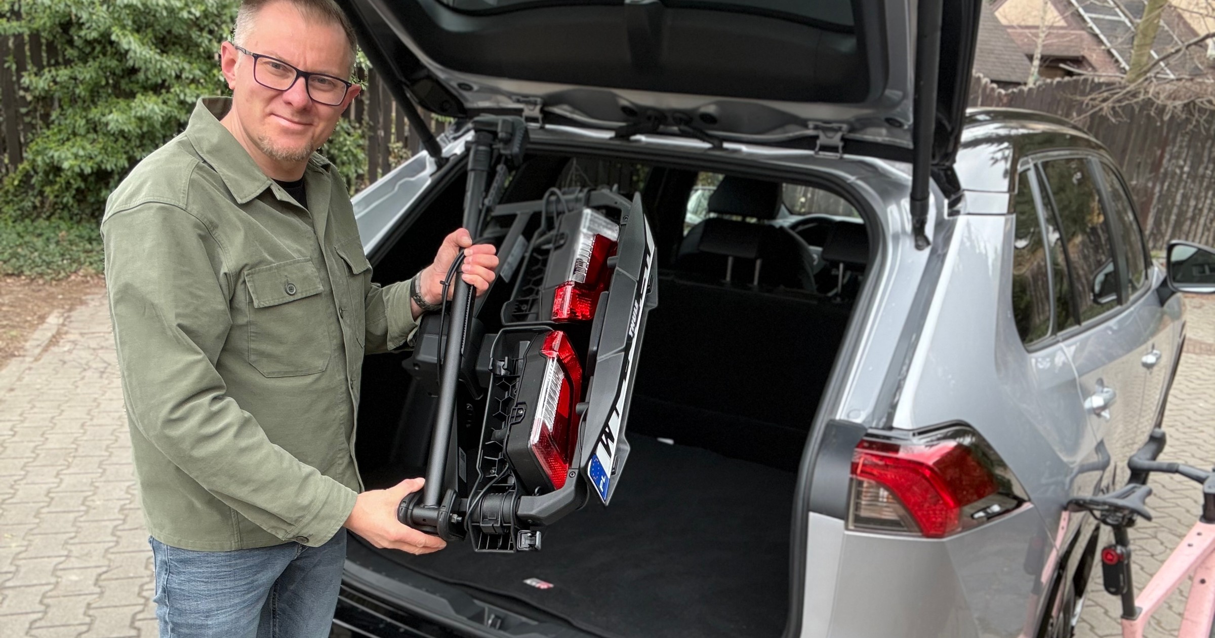 Thyle VeloLite – prosta platforma rowerowa na hak – jest bardzo lekki i po złożeniu z łatwością mieści się w bagażniku samochodu