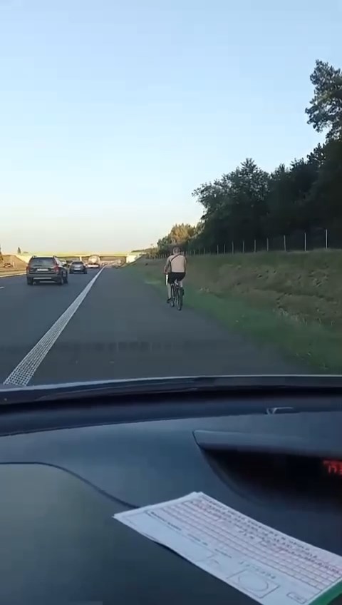 Za mocno wziął sobie do serca "dzień bez samochodu". Policjanci złapali go na autostradzie