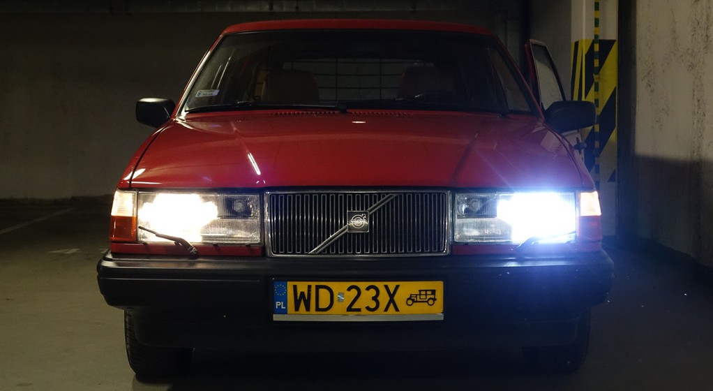 Retrofity LED są dostępne także w barwie bliskiej klasycznemu halogenowi. Dzięki temu starsze auto lepiej świeci i dobrze wygląda