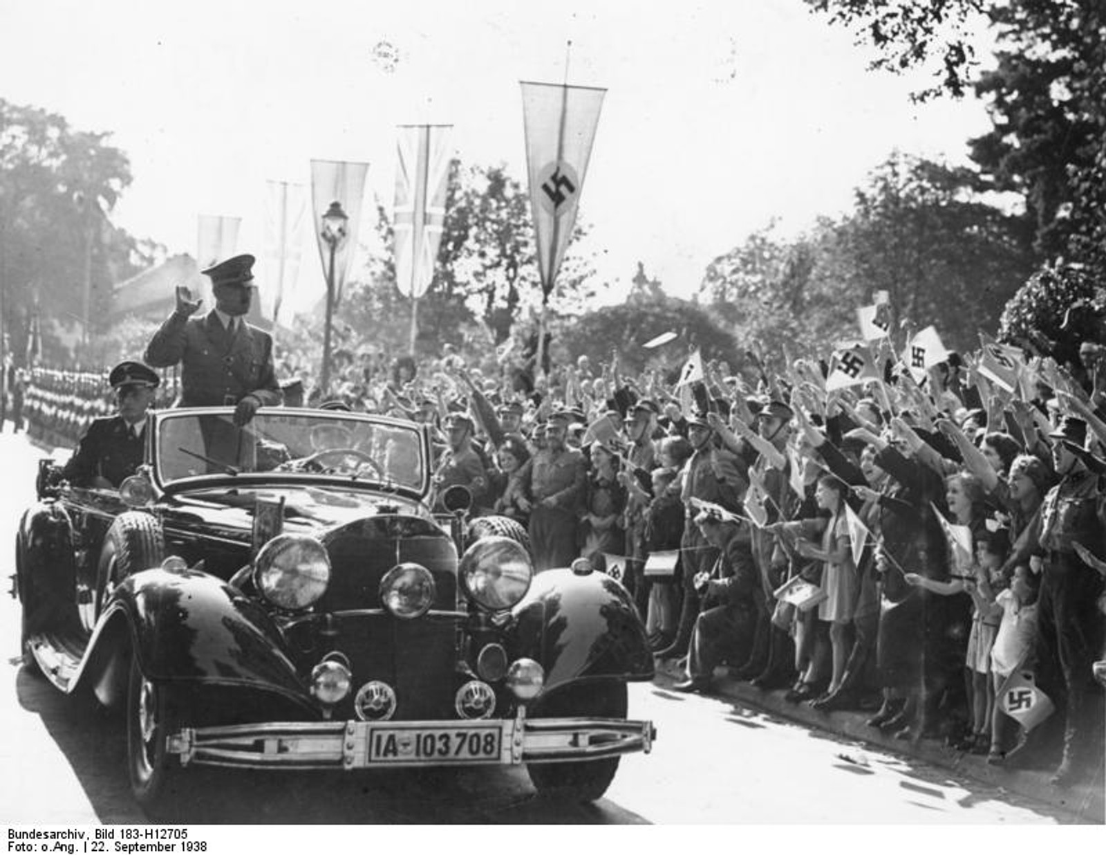 Adolf Hitler podczas jednego z paradnych przejazdów w Mercedesie 770K GOT