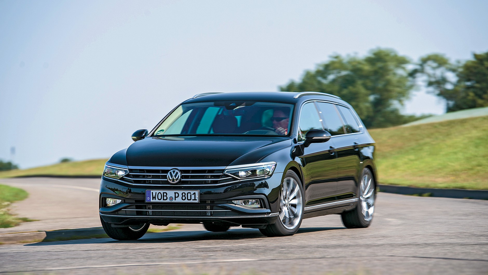 Cztery kombi klasy średniej - VW Passat