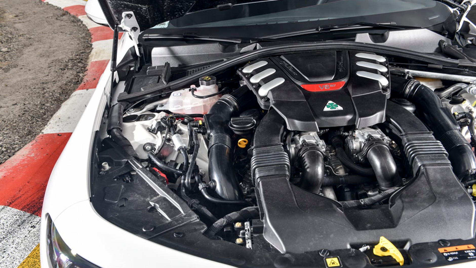 Alfa Romeo Giulia Quadrifoglio - silnik z genami Ferrari. W tej wersji Alfa to godny konkurent dla BMW M3 i M5