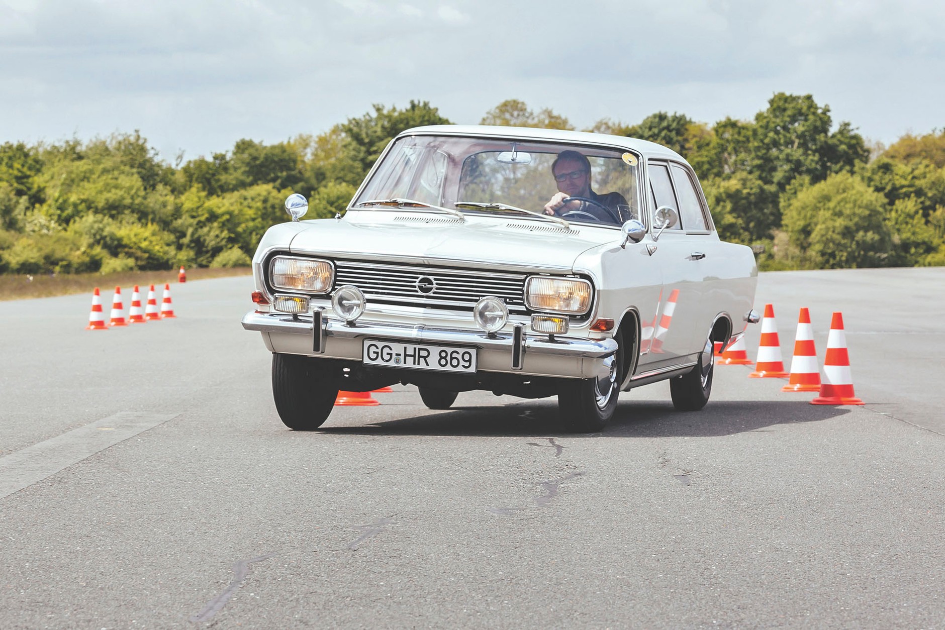 Opel jest reprezentacyjnym 
i niezawodnym autem. 
Żeby było widać, 
że pod maską pracuje nowy silnik, Rekord B otrzymał zmieniony przód. Reszta pozostała po staremu.