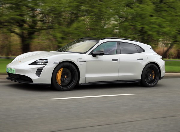Jak jeździ elektryczne Porsche, które wygrała Iga Świątek?