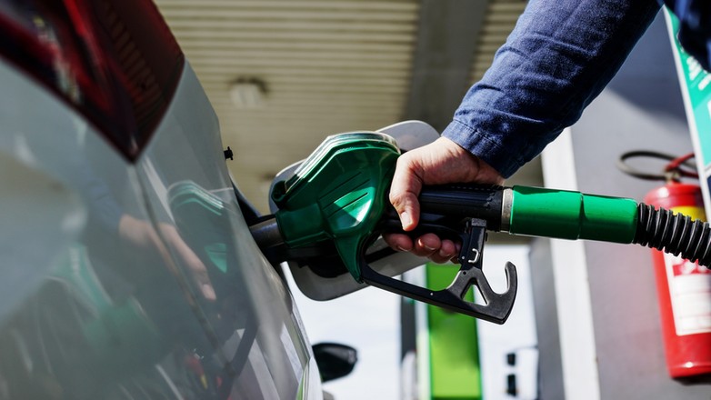 Na stacjach benzynowych można tankować taniej nawet bez promocji. Wystarczą dwie karty