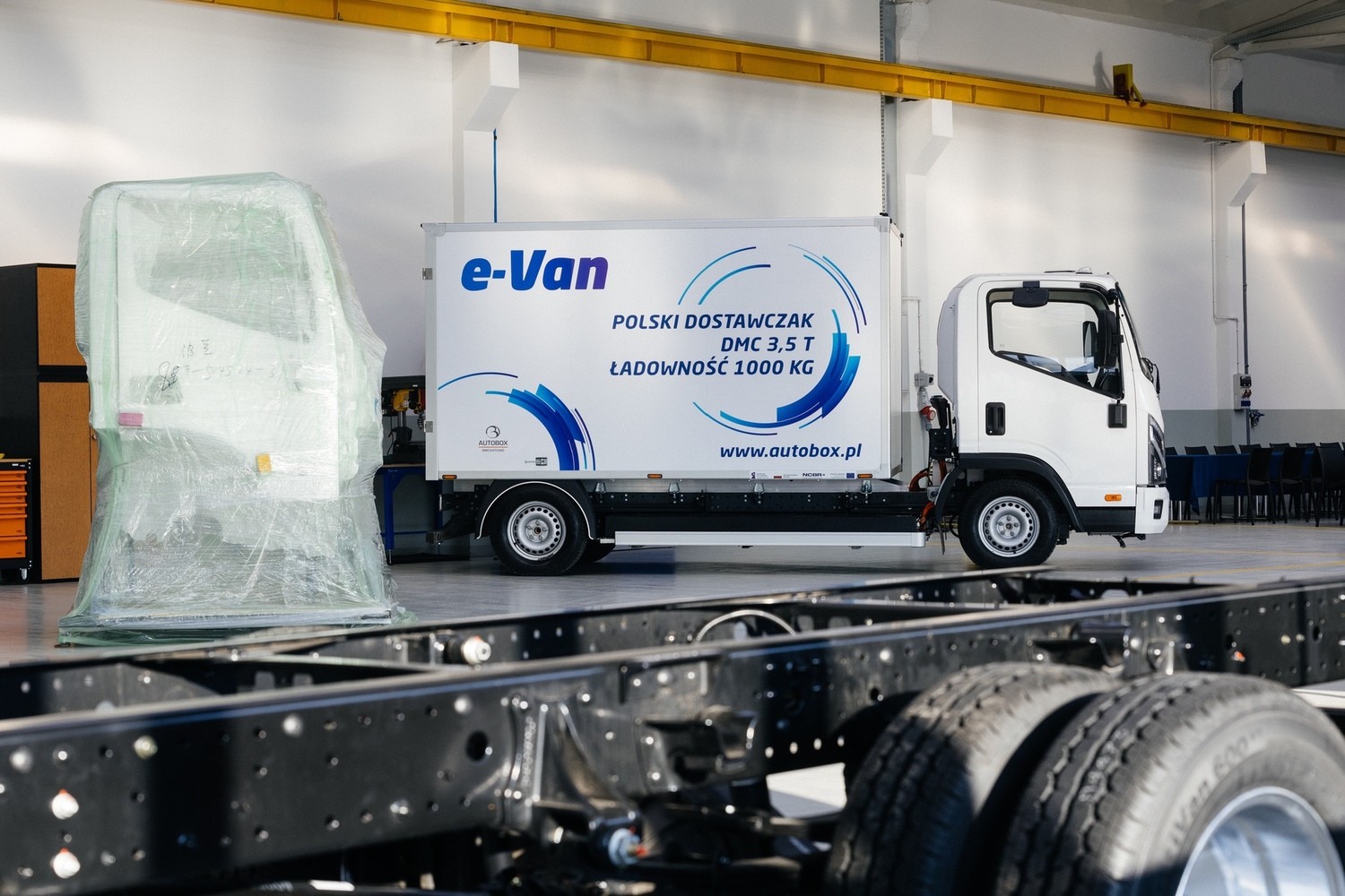 Autobox e-Van i jeszcze zapakowana kabina prosto z Chin
