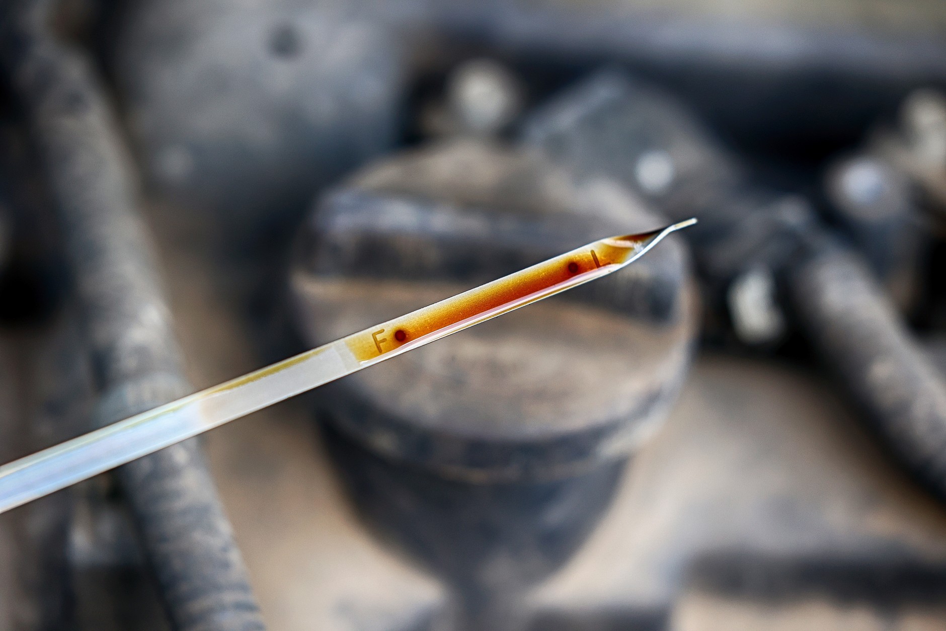 Miarka wraz z oznaczeniami do określania poziomu oleju silnikowego