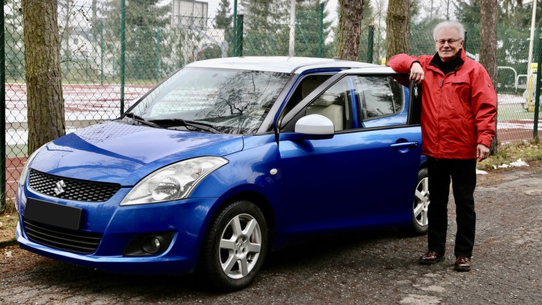 Pan Tadeusz z Suzuki Swiftem, w którym odebrano poród