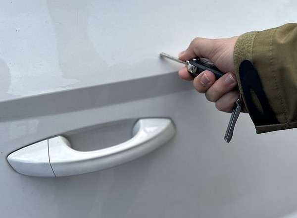 Porysowała auto byłego partnera. To serce będzie kosztowne