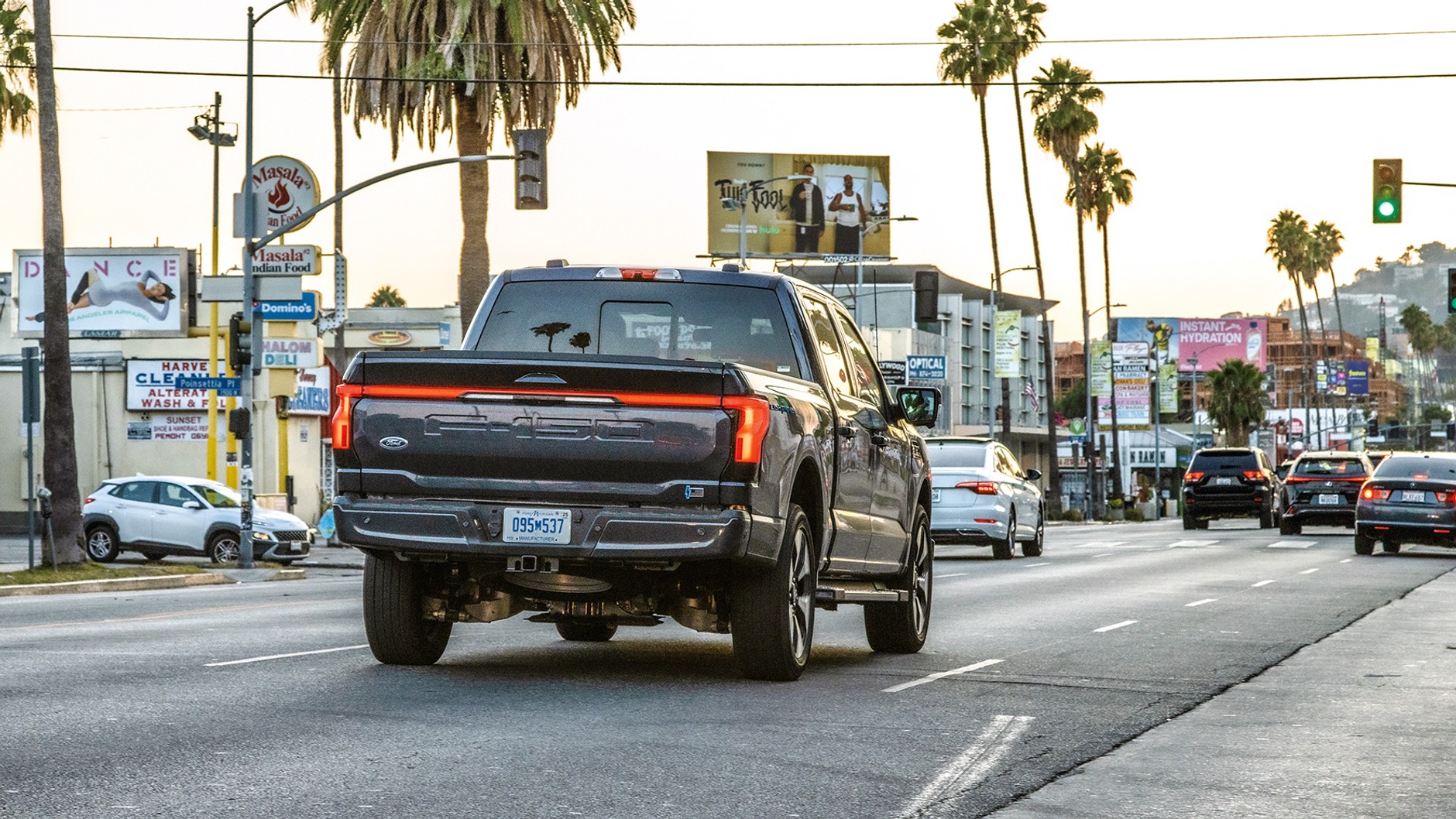 Dla wielkomiejskiego kowboja: elektryczny Ford F-150 pokonuje ciasne ulice Hollywood Hills i wzbudza sensację na słynnym Sunset Boulevard