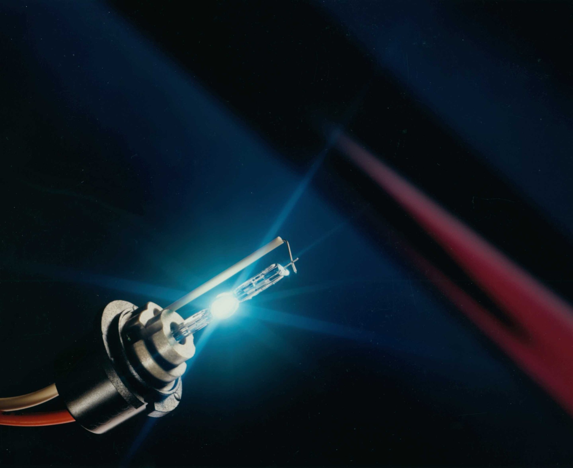 Lampa ksenonowa, w przeciwieństwie do halogenowej, nie jest żarówką, ponieważ nie posiada żarnika. Dlatego ksenonowe źródło światła nazywamy lampą lub jarznikiem bądź palnikiem