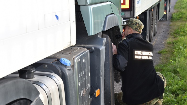 Obywatele Mongolii wpadli podczas próby wywiezienia z Polski kradzionych ciężarówek