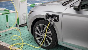 Samochód całkowicie elektryczny czy hybryda plug-in? Co się bardziej opłaca?