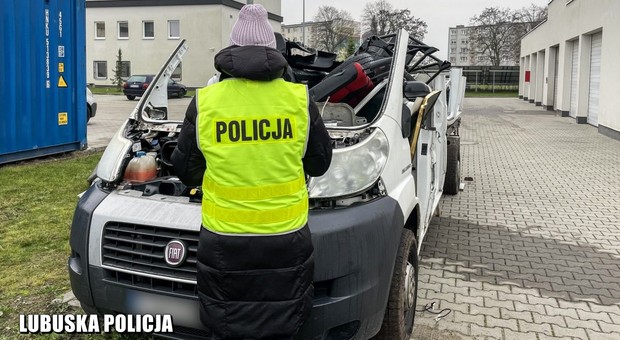 Rozkręcali skradzione auto. Wtedy pojawiła się policja