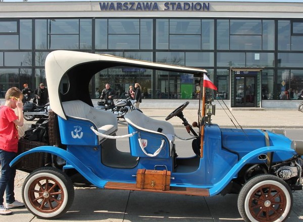 Youngtimer Warsaw 2015 - parada pod Stadionem Narodowym