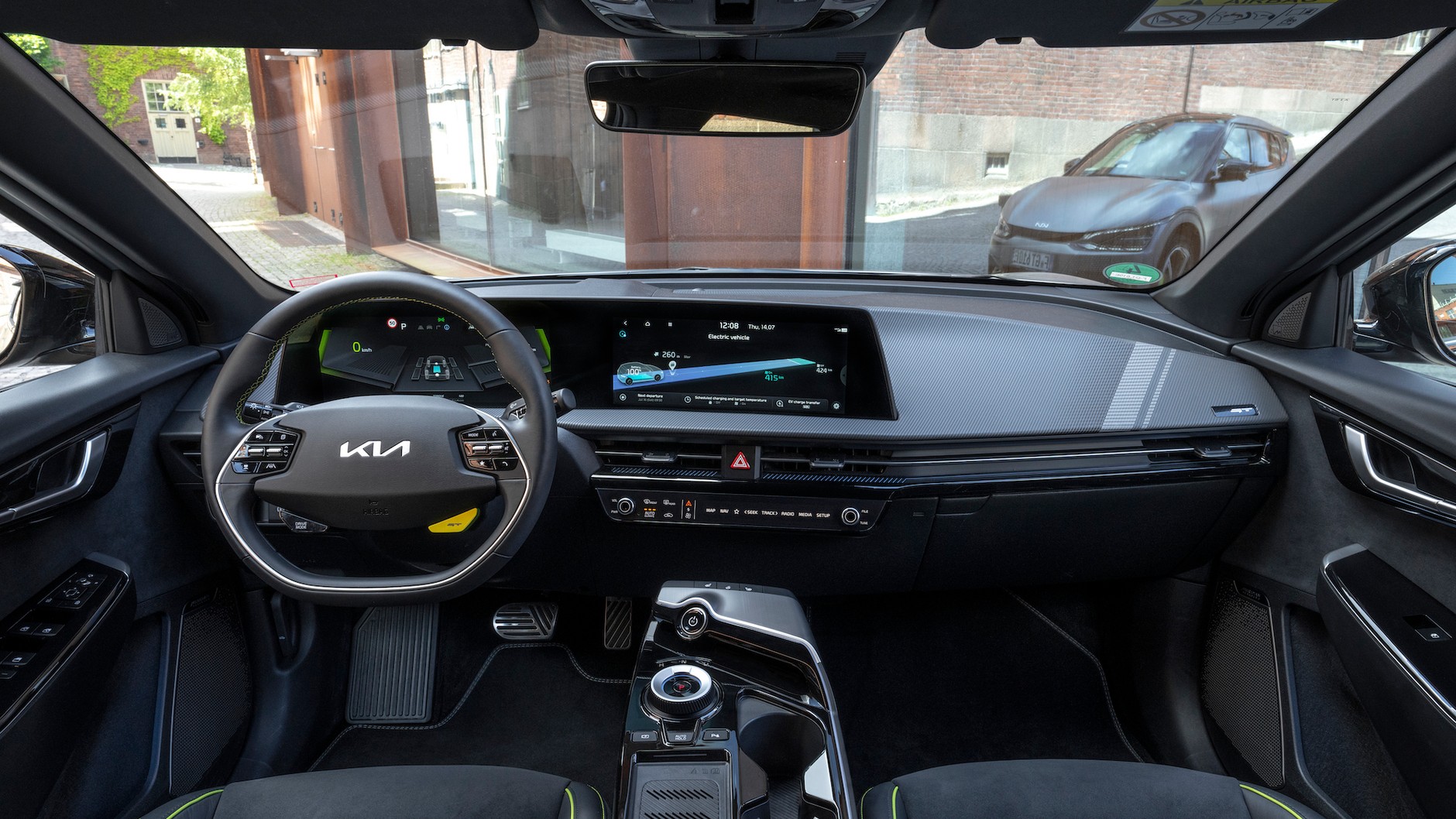 Wnętrze w stylu high-tech zyskało kilka detali podkreślających sportowy charakter auta, w tym charakterystyczne zielone przeszycia tapicerki