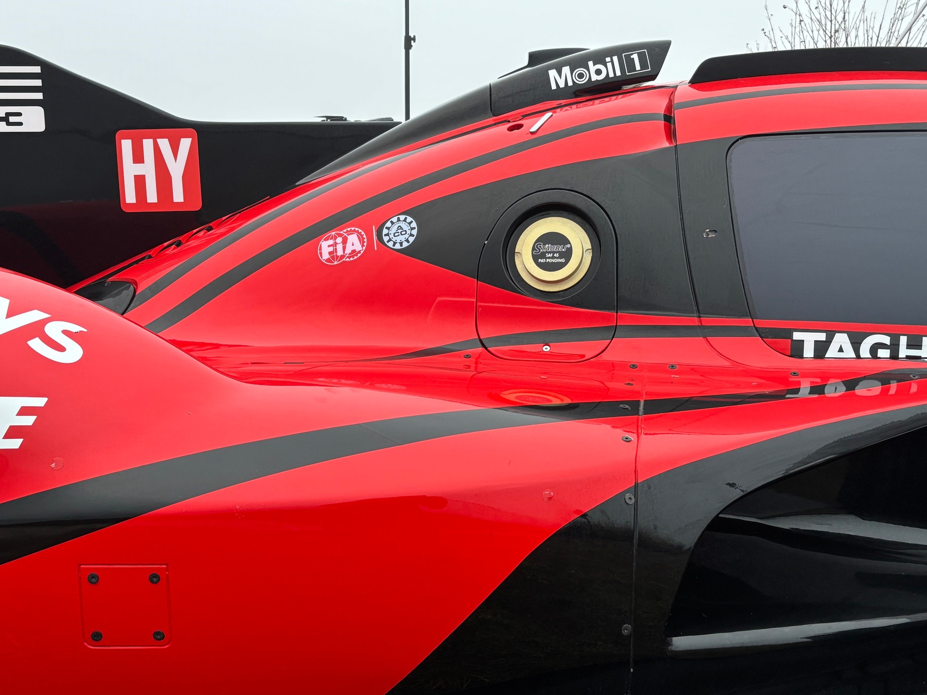 Porsche 963 na dachu biurowca w Warszawie