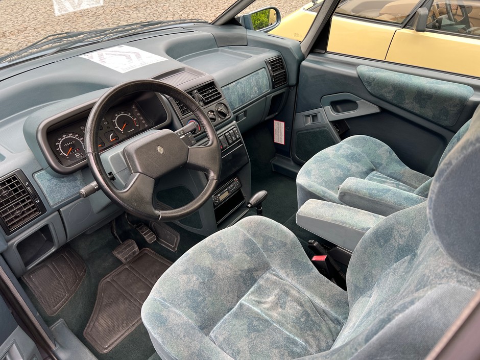 Renault 2. generacji — wnętrze (1994)
