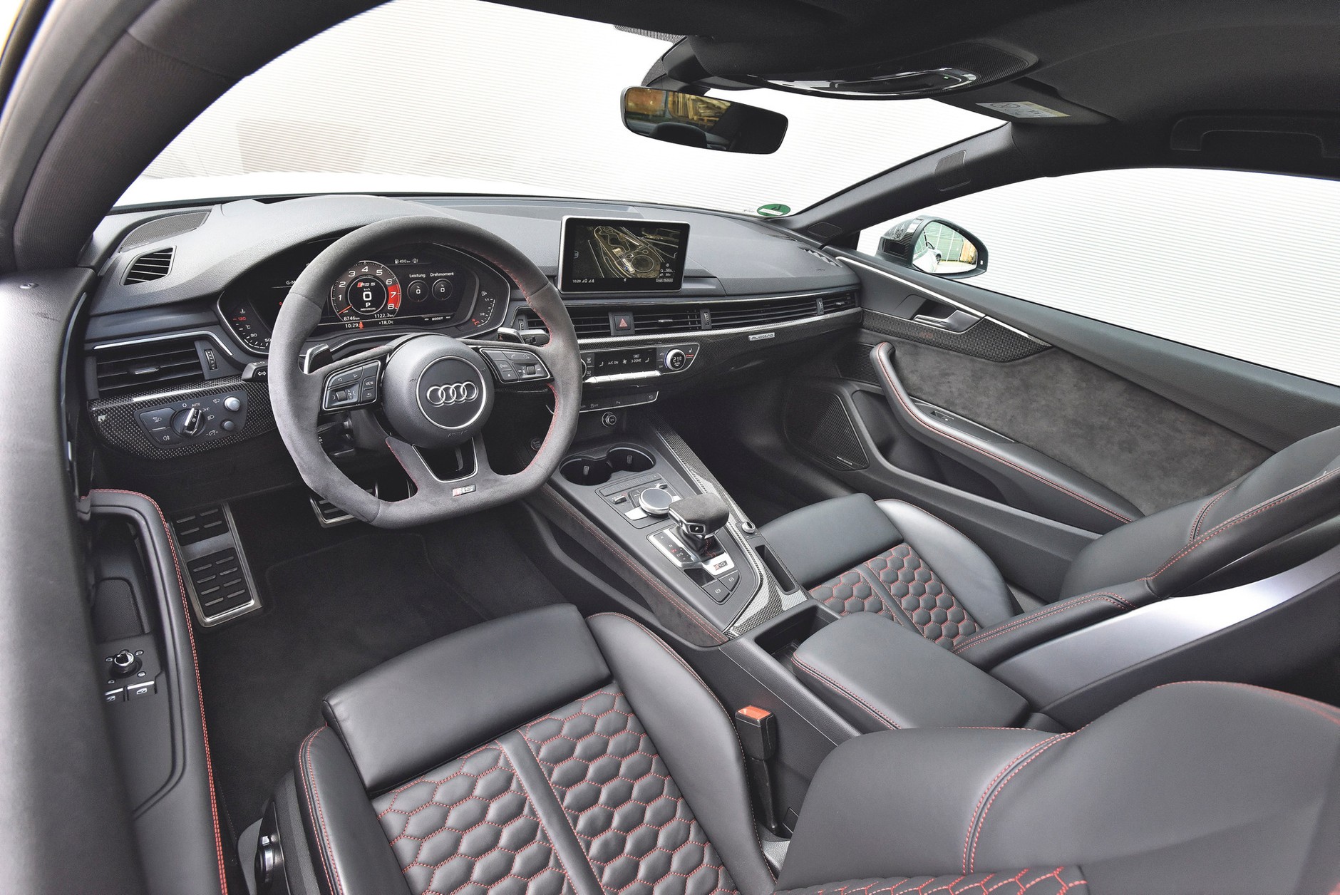 Jeden prycha, drugi dymi - Audi RS5 kontra BMW M4 na torze