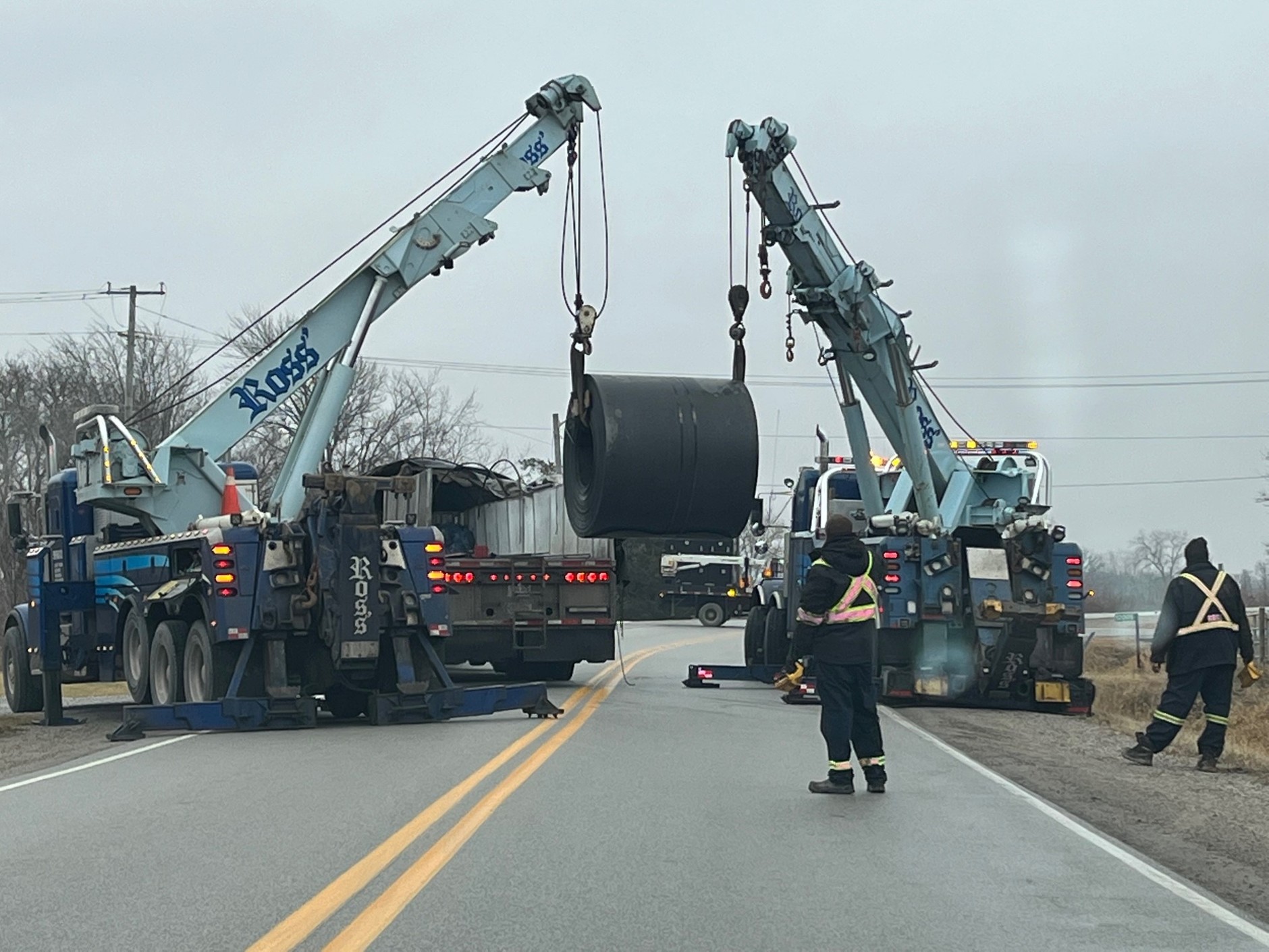 Niecodzienna sytuacja w Kanadzie. Naczepa uniosła się w powietrze
