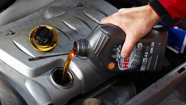 Kiedy wymienić olej silnikowy? Lepiej posłuchaj mechanika niż producenta samochodu