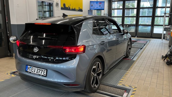 Przejechali elektrykiem ponad 160 tys. km. Wszystkich interesował stan akumulatora po okresie gwarancji