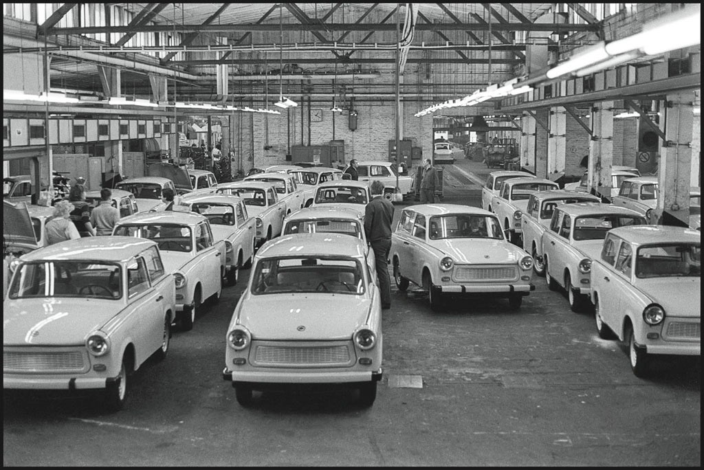 Dwusuwowe Trabanty produkowano przez kilkadziesiąt lat – od 1957 do 1990 roku. Przez ten czas i auto i metody jego produkcji zmieniły się tylko nieznacznie.