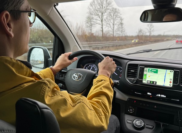Van do wożenia VIP-ów, a może auto dla dużej rodziny? Sprawdziłem Toyotę Proace Verso Long na trasie do Dortmundu
