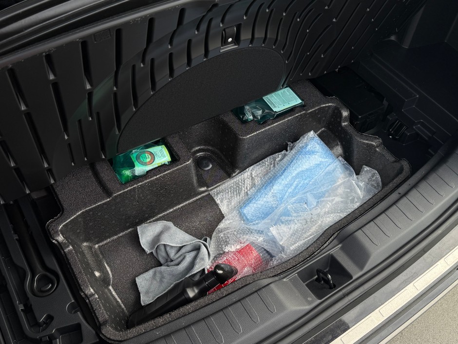 Toyota RAV4 Plug in Hybrid – pod podłogą bagażnika jest dość sensowny schowek. Kabel do ładowania się jednak nie zmieści