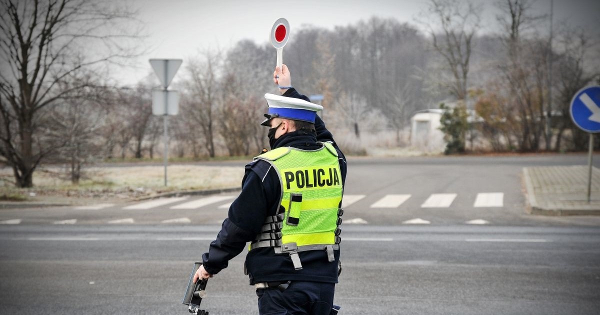Policjanci wlepiają mandaty za niezatrzymanie się przy znaku stop