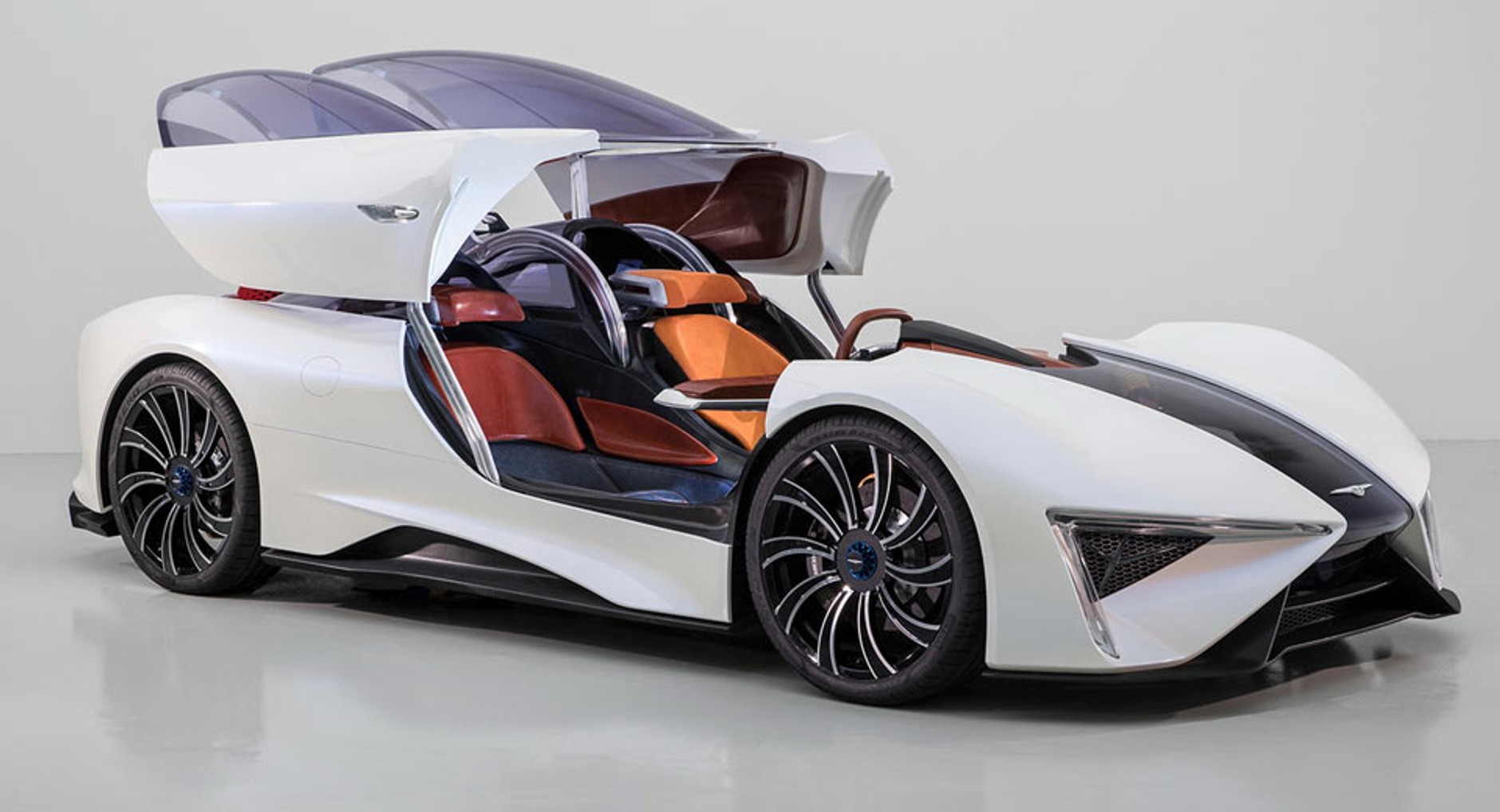 Superauta na salonie w Genewie