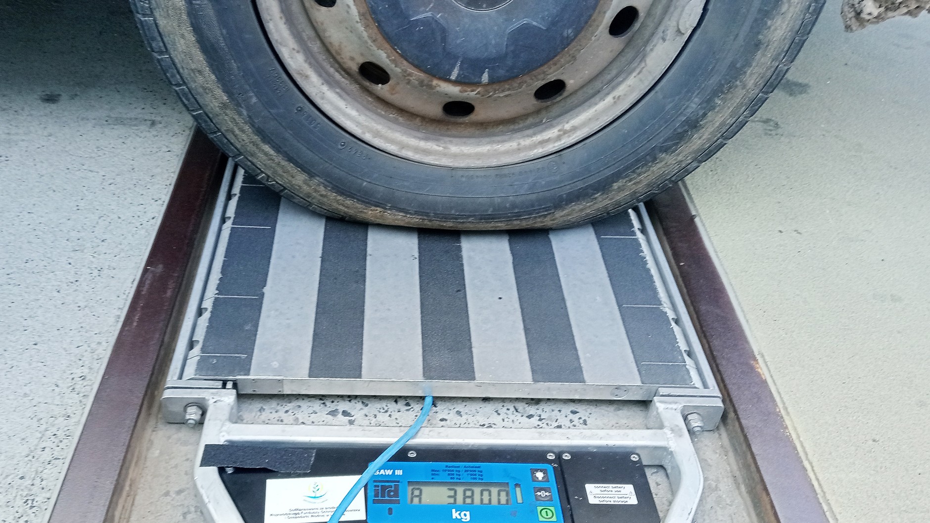 Kontrola drogowa – ważenie pojazdu na przenośnej wadze