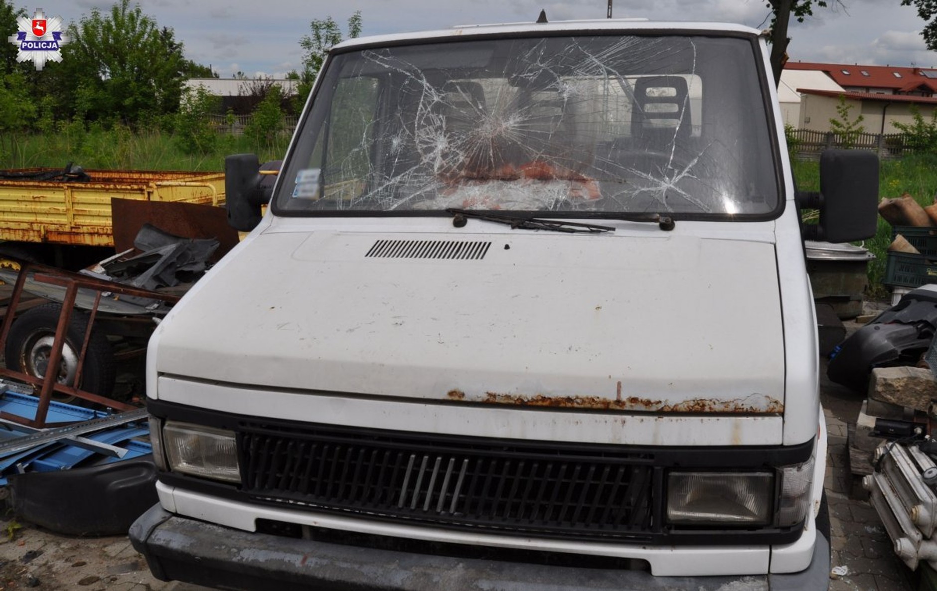 Zdewastowane przez nastolatków samochody