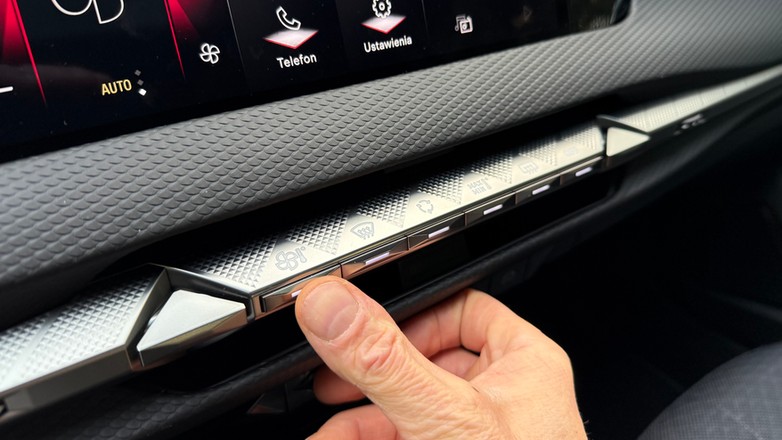 Przyciski do wywoływania różnych funkcji są ładnie wkomponowane w deskę rozdzielczą, ale nieintuicyjne