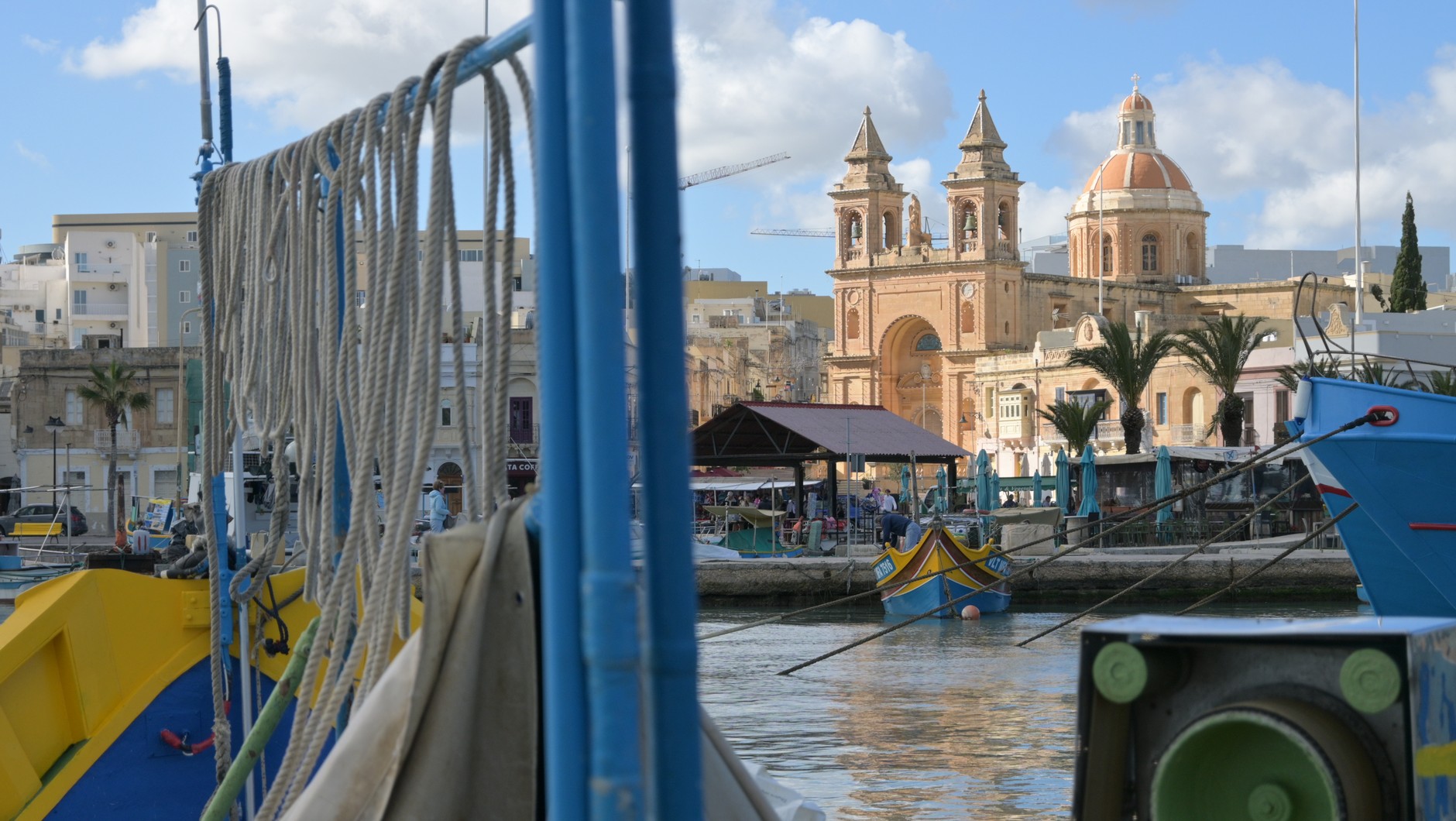 Do Marsaxlok turystów przyciągają kolorowe łódki luzzu