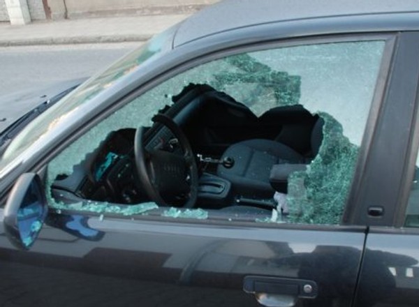 Nietypowa interwencja - policjanci wybili okno, by zatrzymać auto. Nietrzeźwy kierowca spał