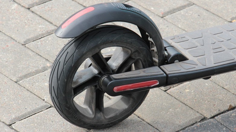 Seat eXS kontra Fiat 500 F85W - która hulajnoga lepsza?