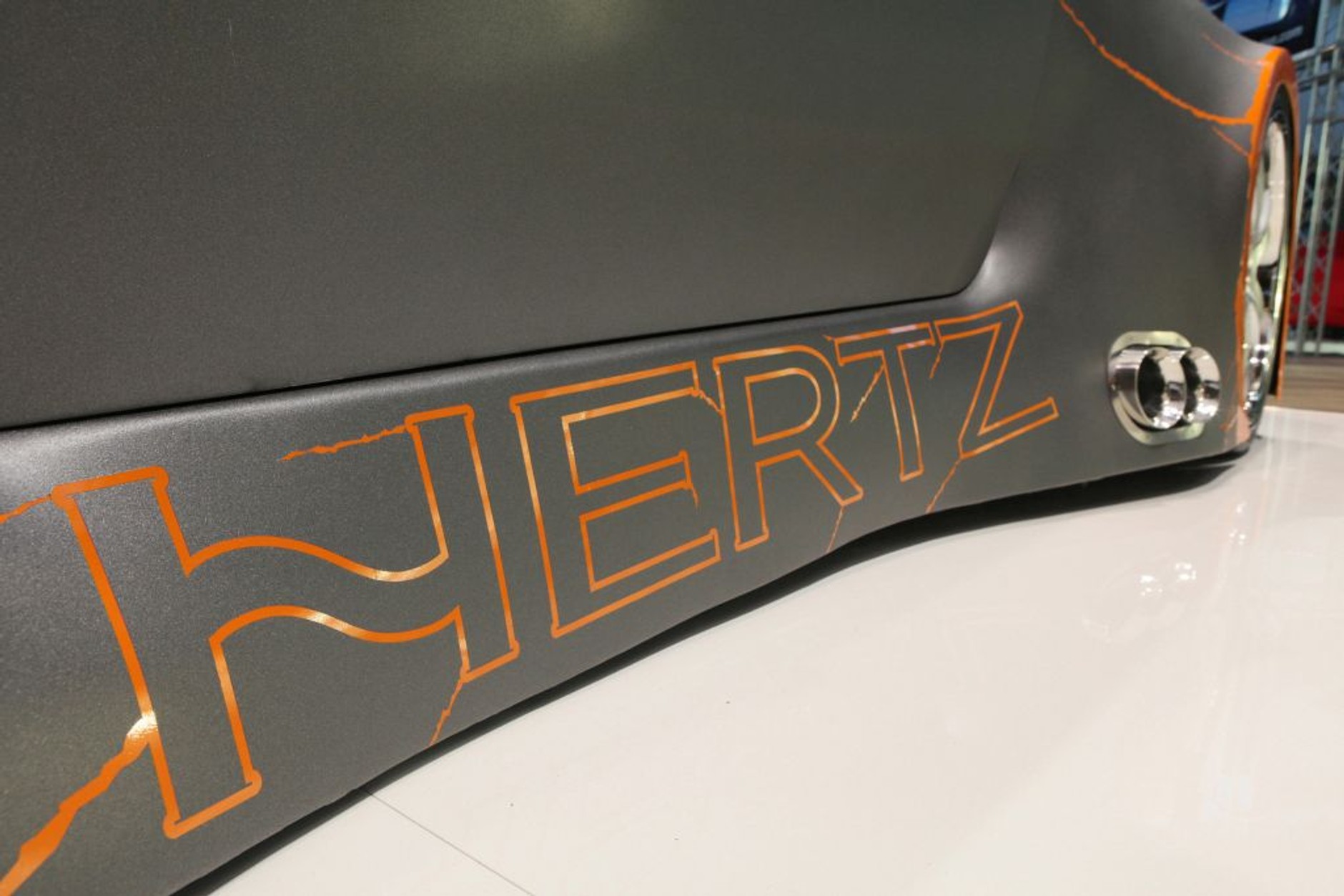 Hertz na progach i w środku. Ale to nie jedyna marka, której sprzęt wykorzystano w samochodzie.