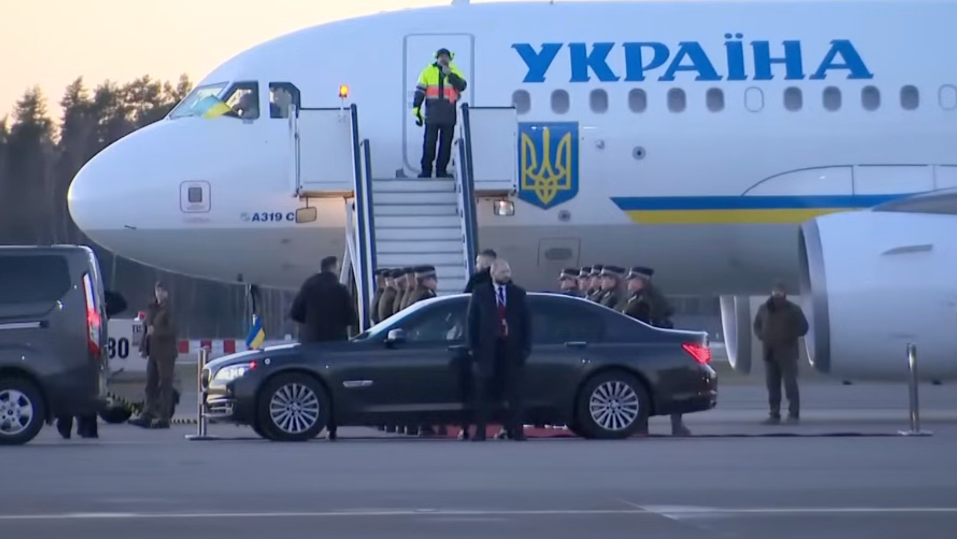 Pancerne BMW łotewskich służb podczas oficjalnej wizyty Wołodymyra Zełenskiego w Rydze.