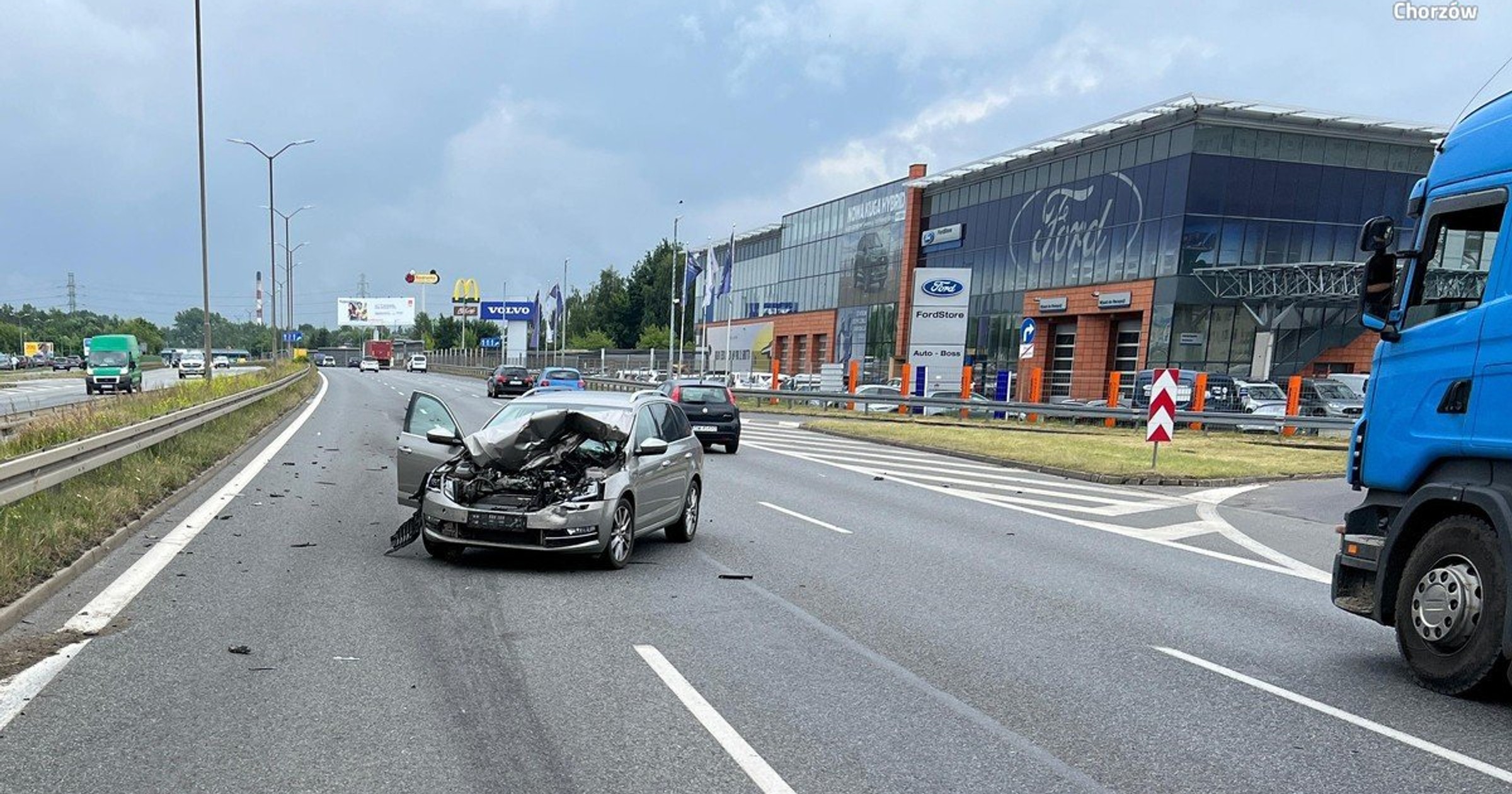 Obraz pochodzący z serwisu https://chorzow.policja.gov.pl/ka5/informacje/wiadomosci/387873,Niebezpieczna-kolizja-na-DTS.html