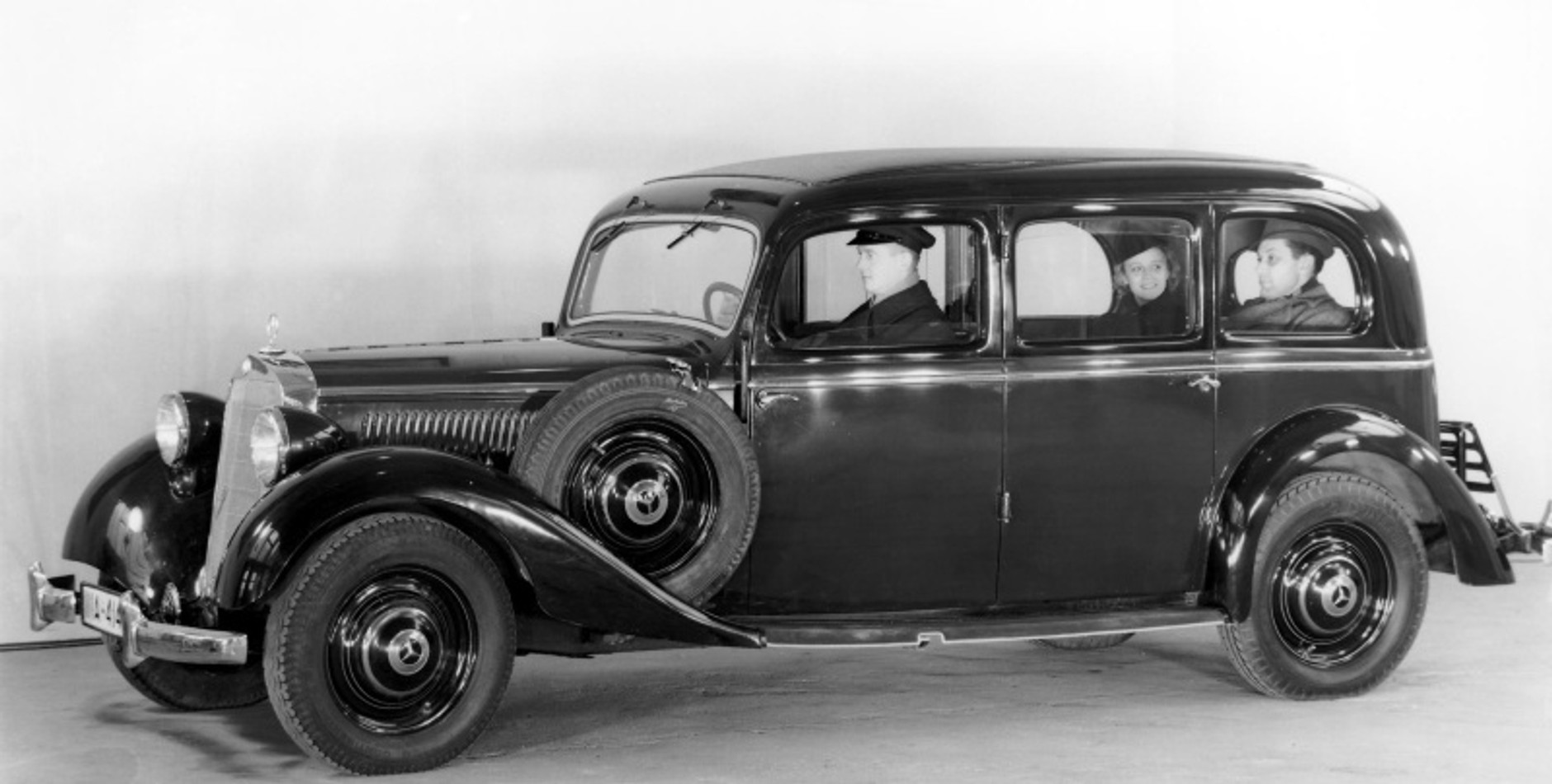 Mercedes 260D – naprawdę to pierwsze auto z dieslem?